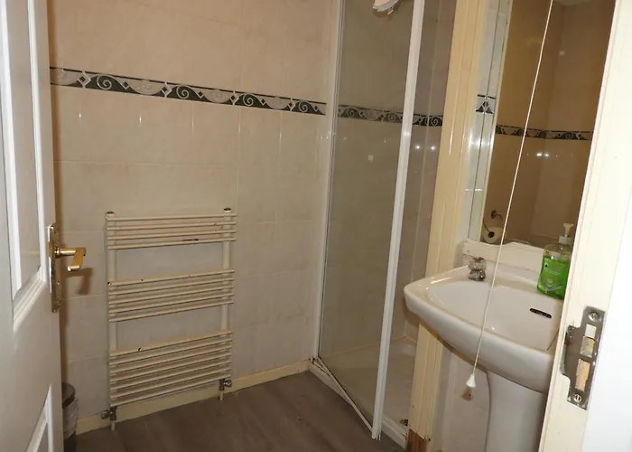 All Seasons Gatwick Guest House & Parking