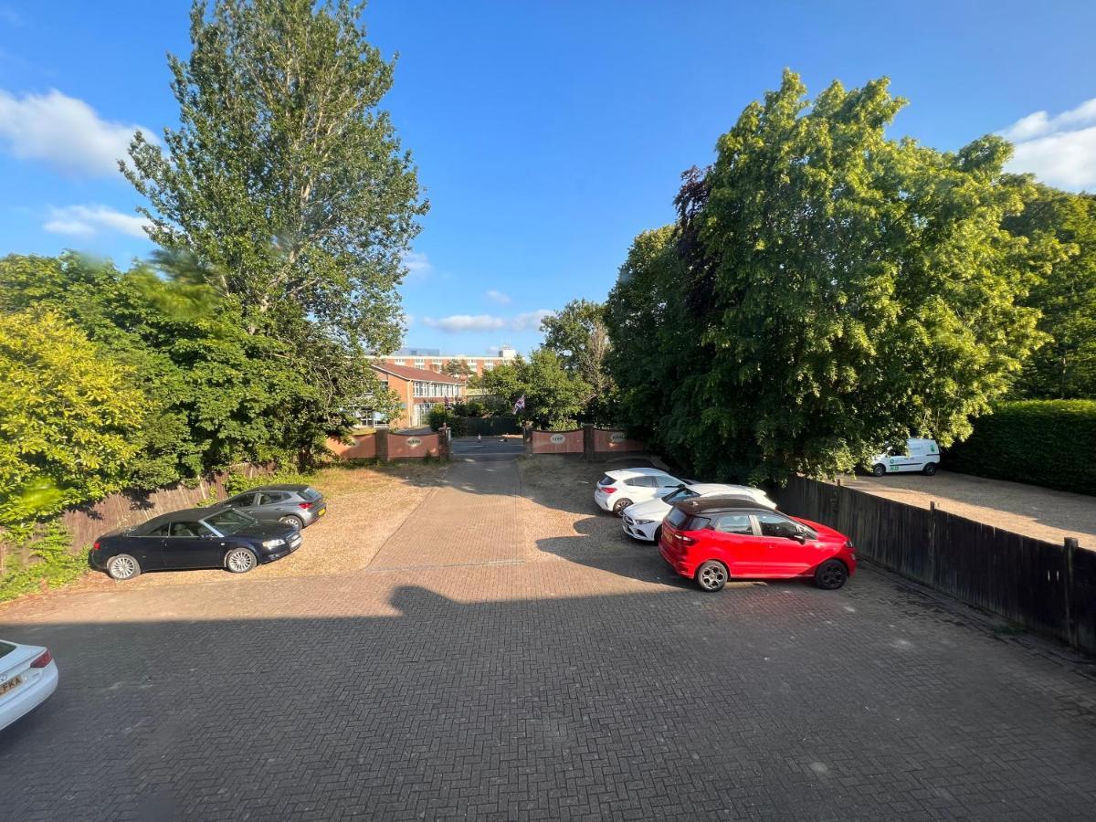 Seasons Gatwick & Parking 3*