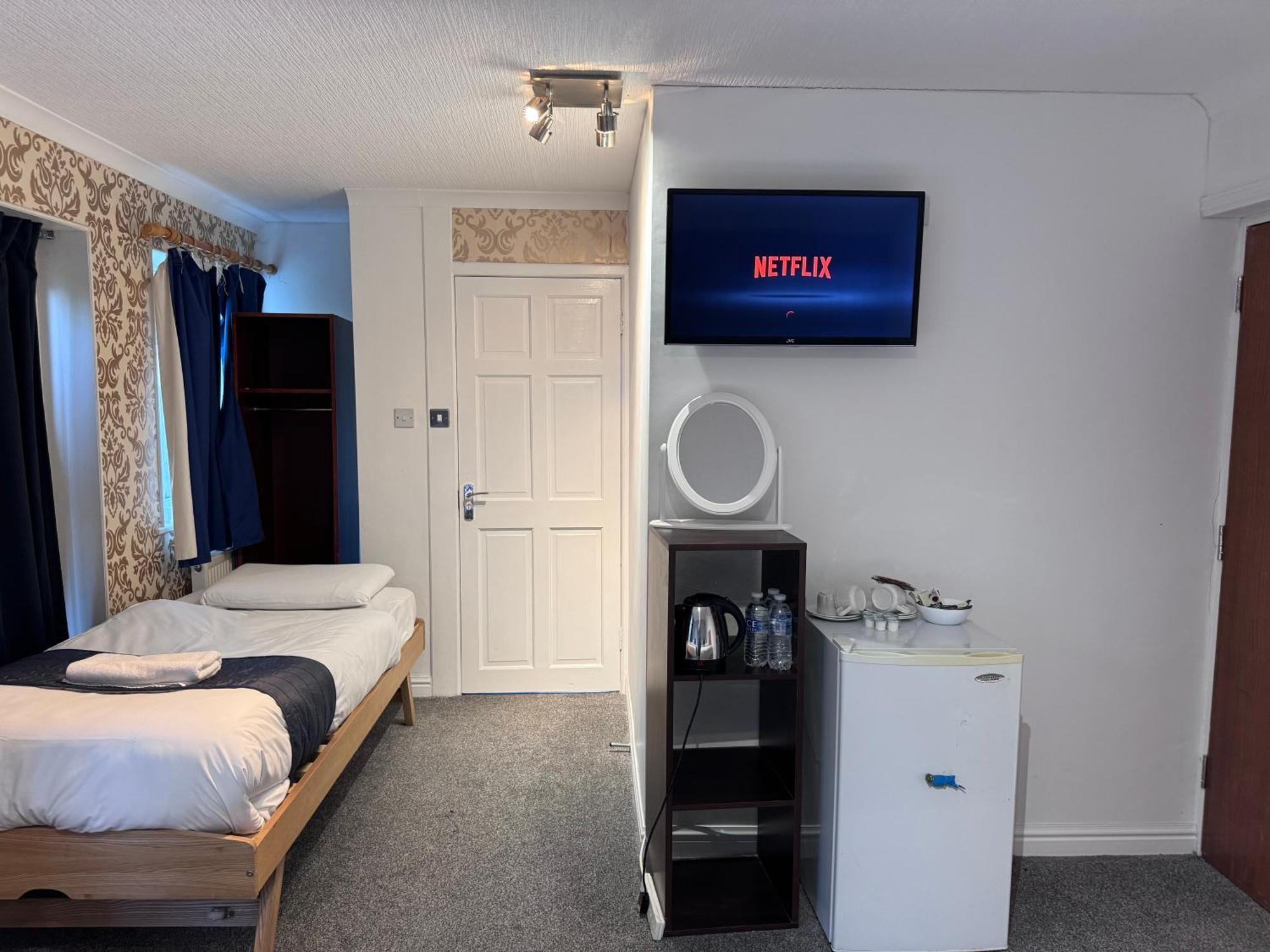 Seasons Gatwick & Parking 3*