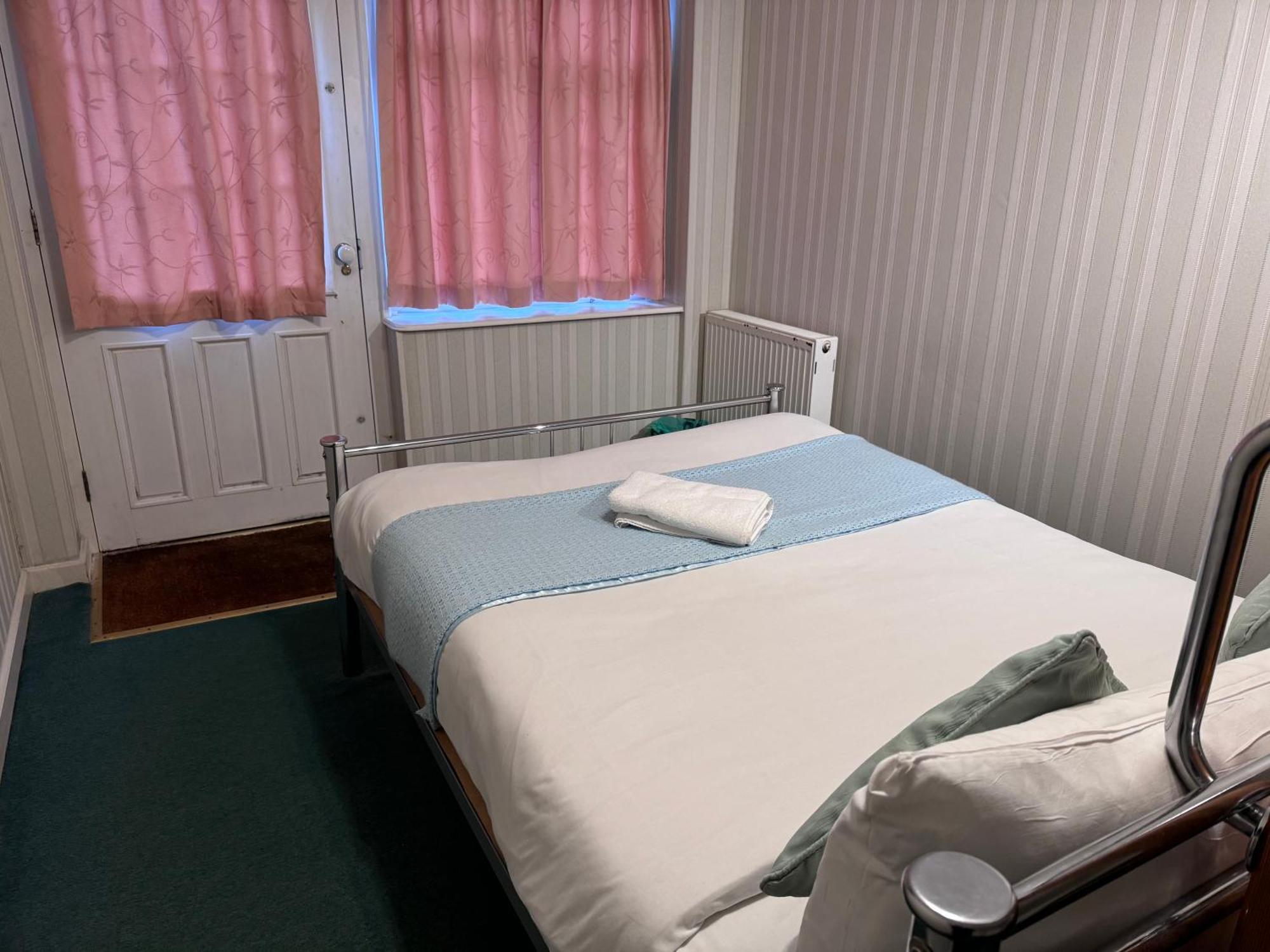 Pensión Seasons Gatwick & Parking 3*