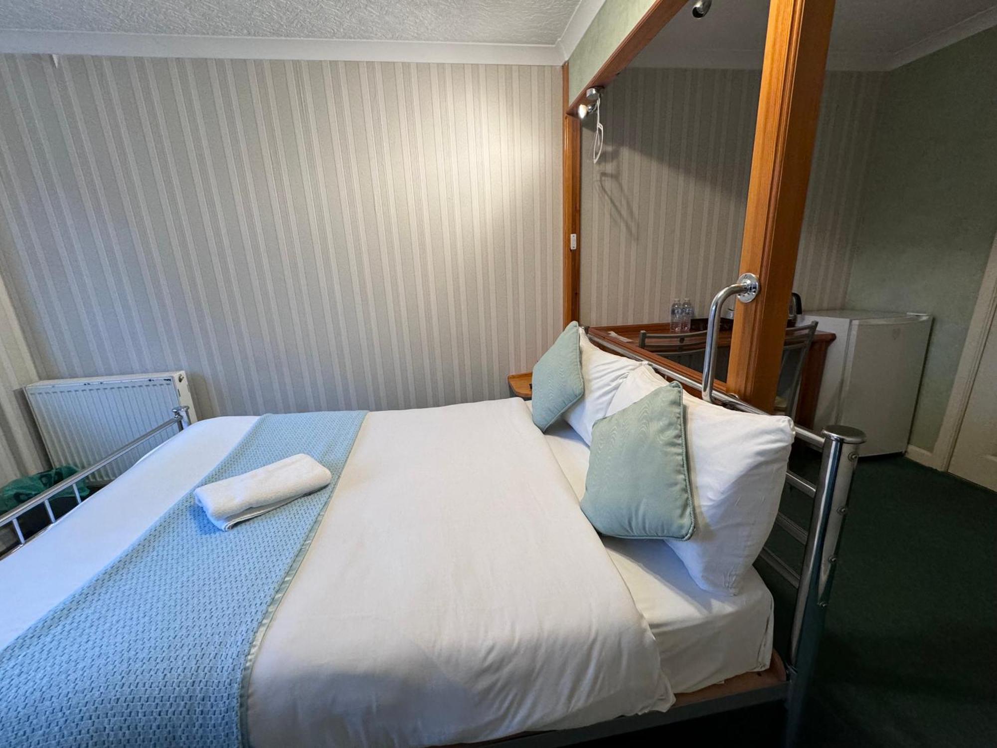 Seasons Gatwick & Parking 3*