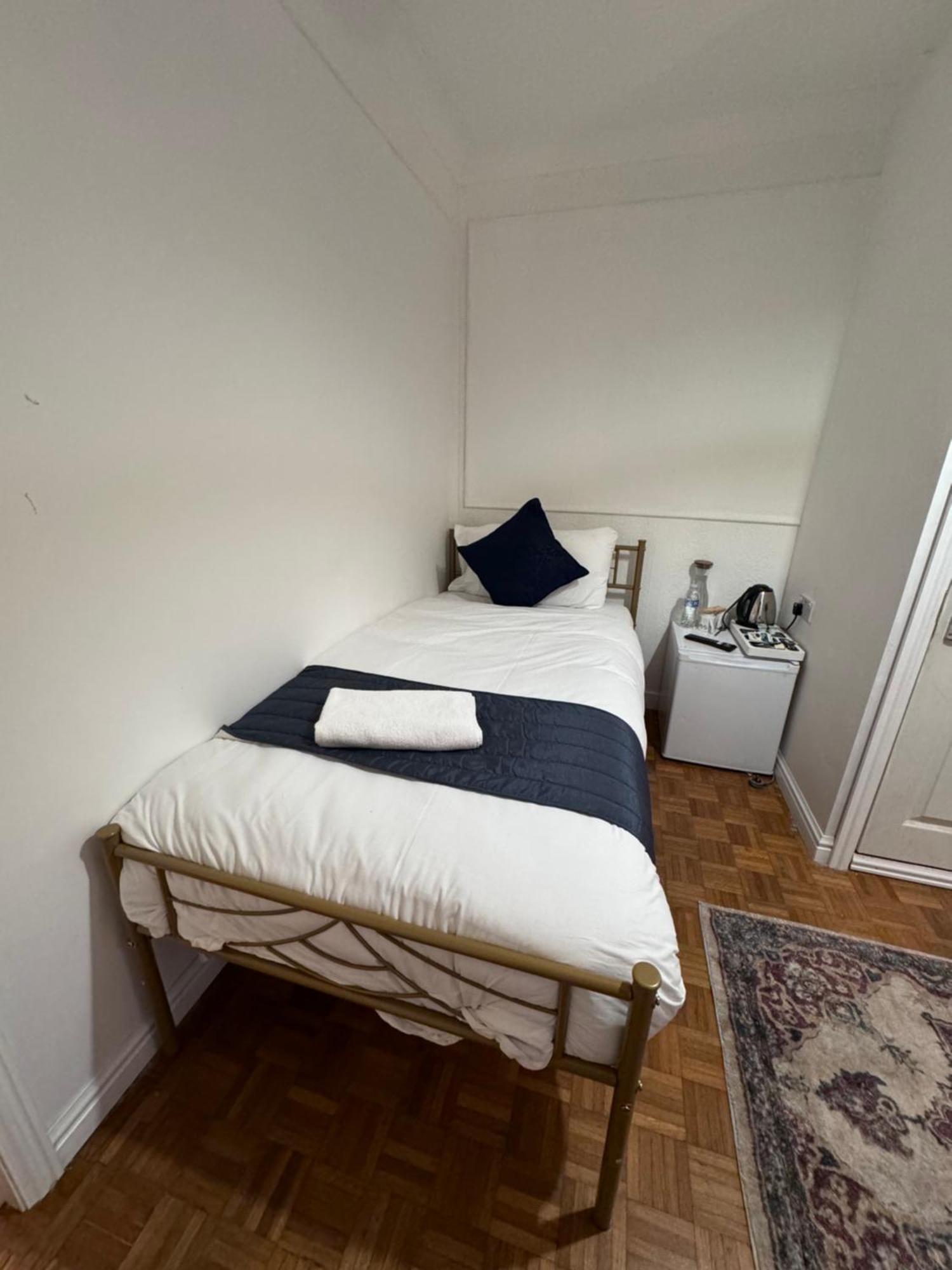 Seasons Gatwick & Parking Affittacamere 3*
