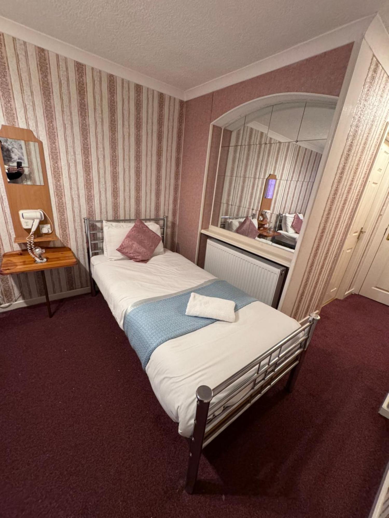 Seasons Gatwick & Parking Pensión Horley