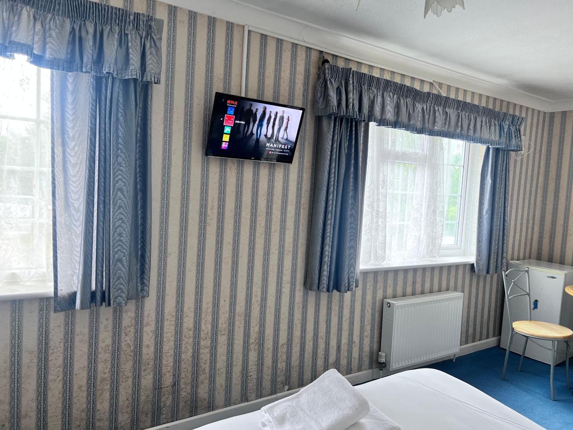 Seasons Gatwick & Parking 3*