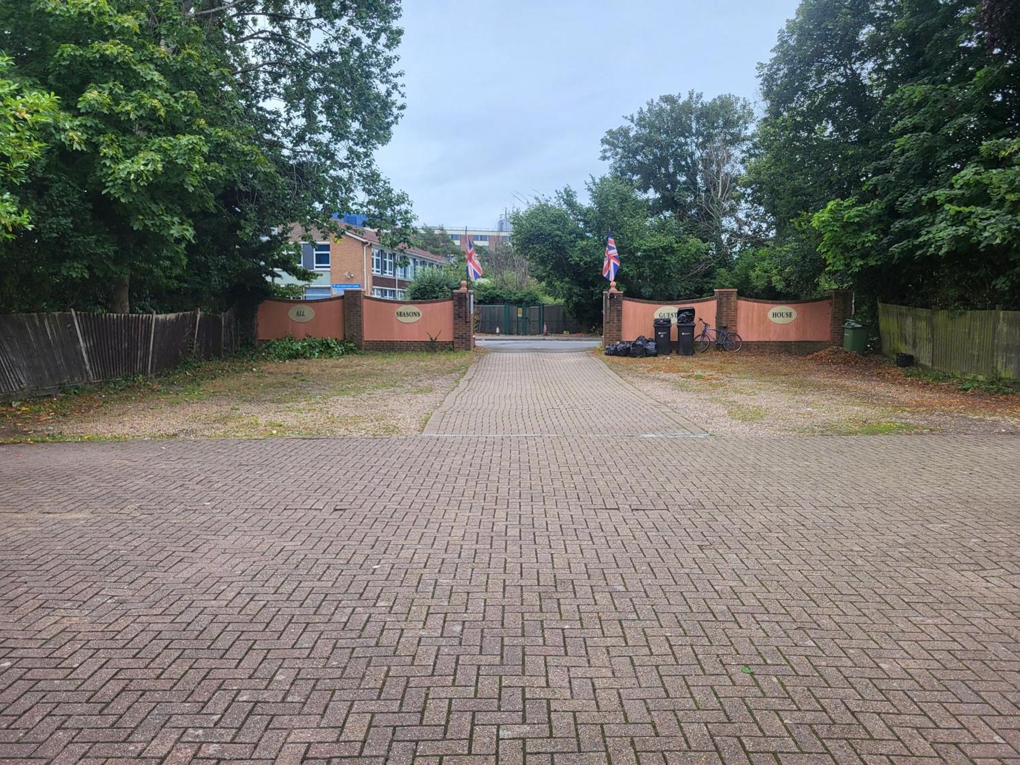 Seasons Gatwick & Parking 3*