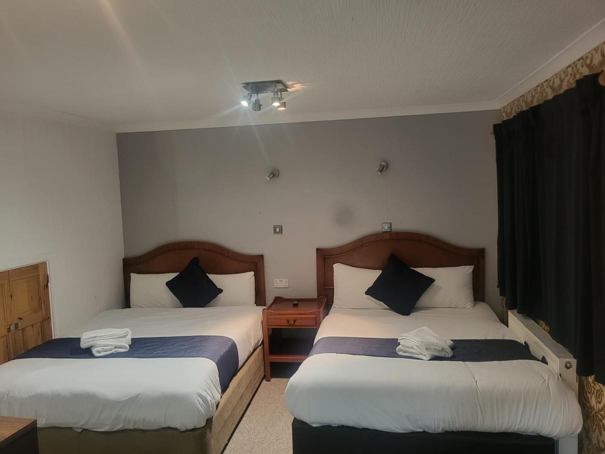 Pensión Seasons Gatwick & Parking 3*