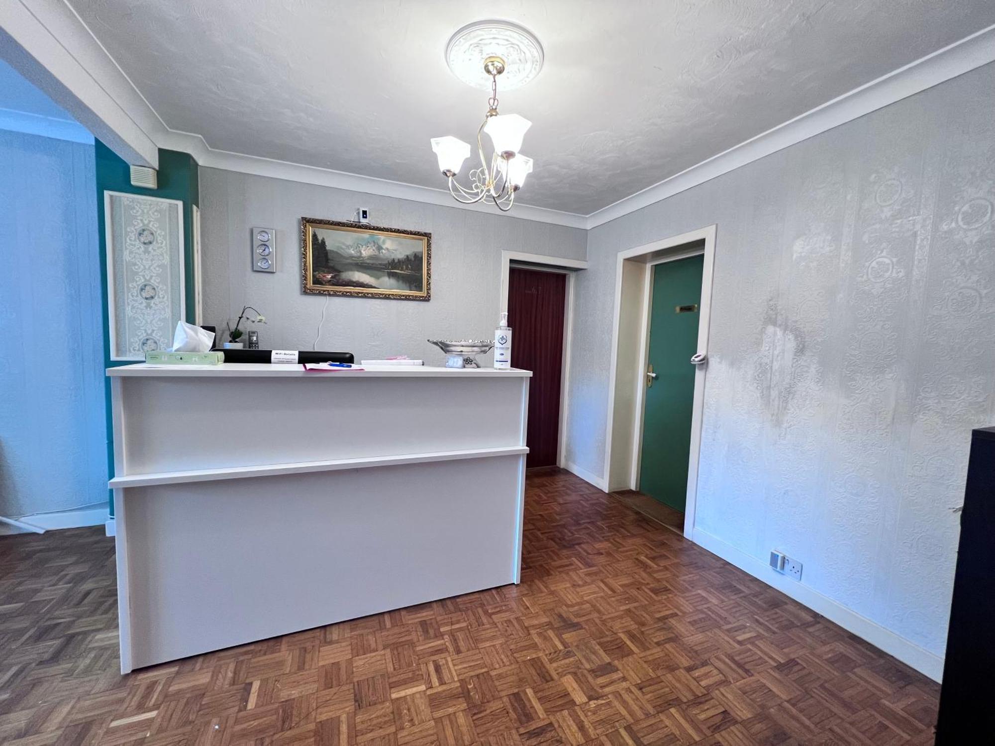 Pensión Seasons Gatwick & Parking 3*