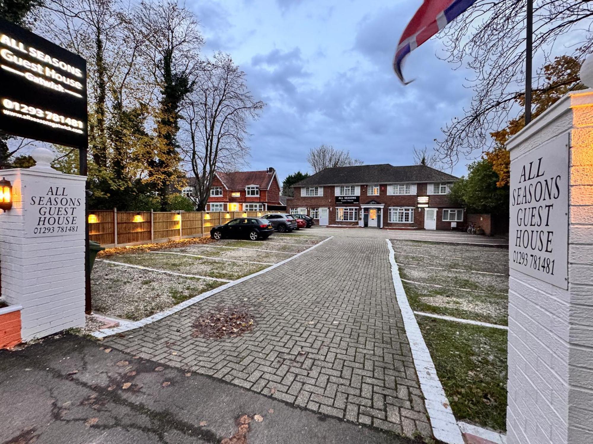 Seasons Gatwick & Parking 3*