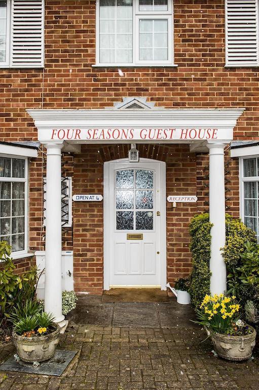Pensión Seasons Gatwick & Parking 3*